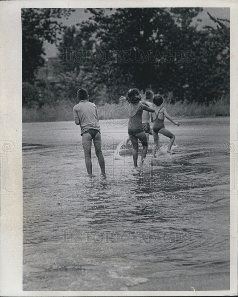 1968 Press Photo Youngsters playing in the flooded Denver streets - Historic Images