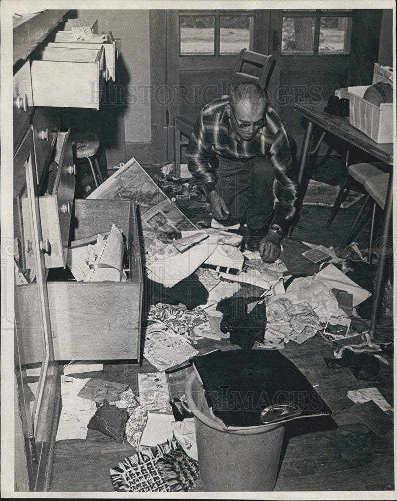 1965 Press Photo Looting of homes begin in the flooded streets of Denver - Historic Images