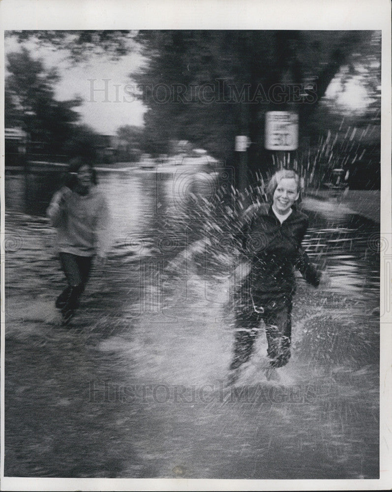 1968 Press Photo Debbie Williams runs through the flooded streets of Denver - Historic Images