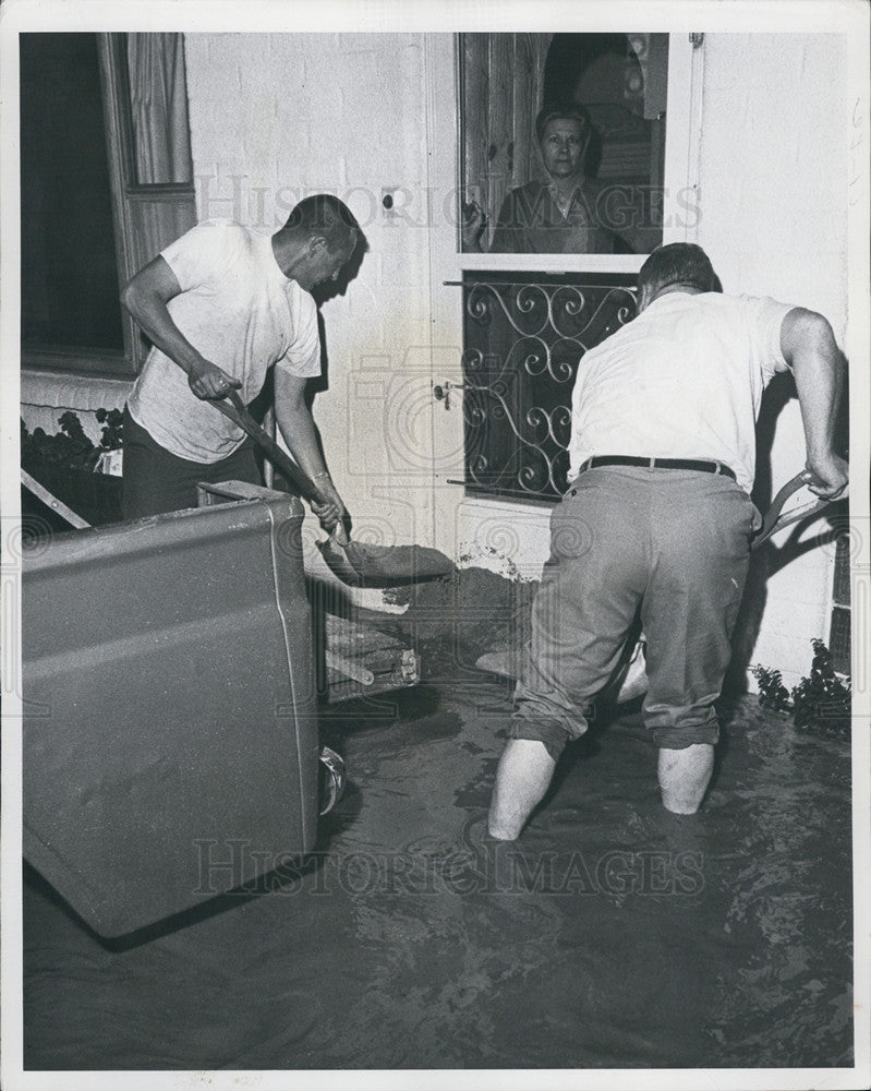 1985 Press Photo Blocking the Blue Bird Motel door with sand so flood waters don - Historic Images