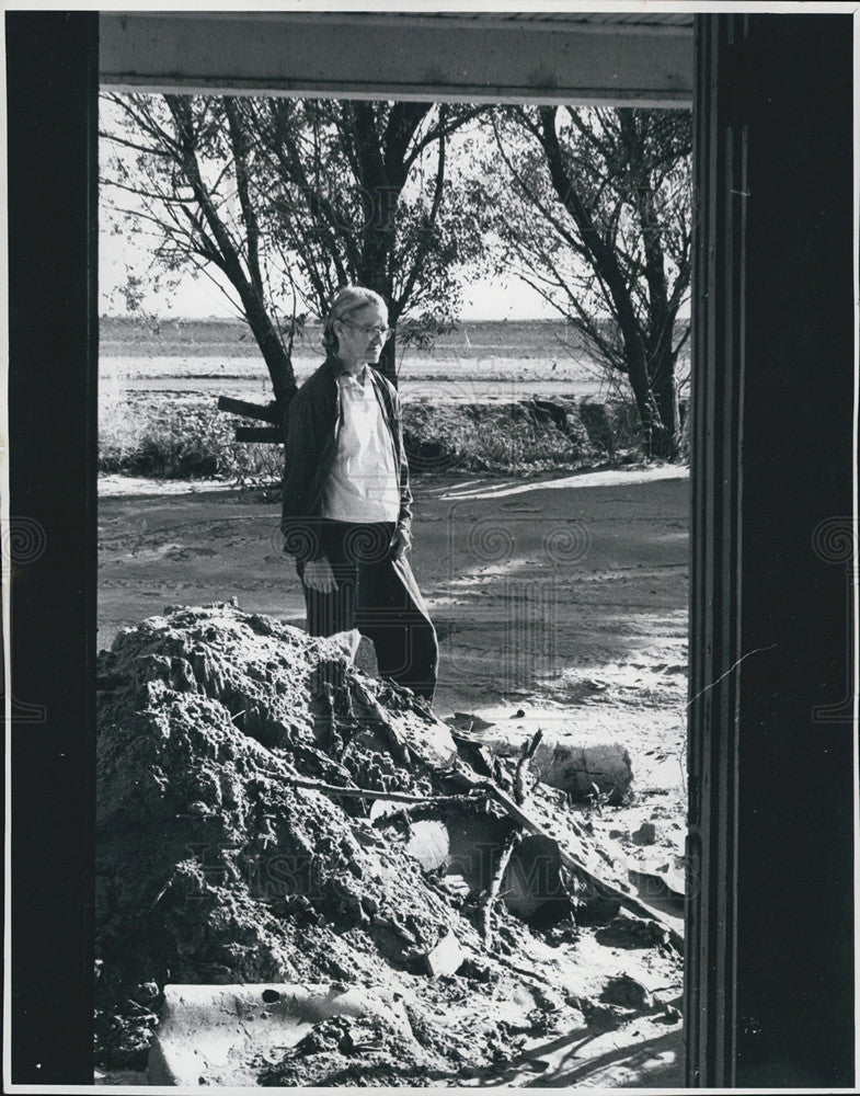 1965 Press Photo Jessee Chilson Survives Flood Damage - Historic Images