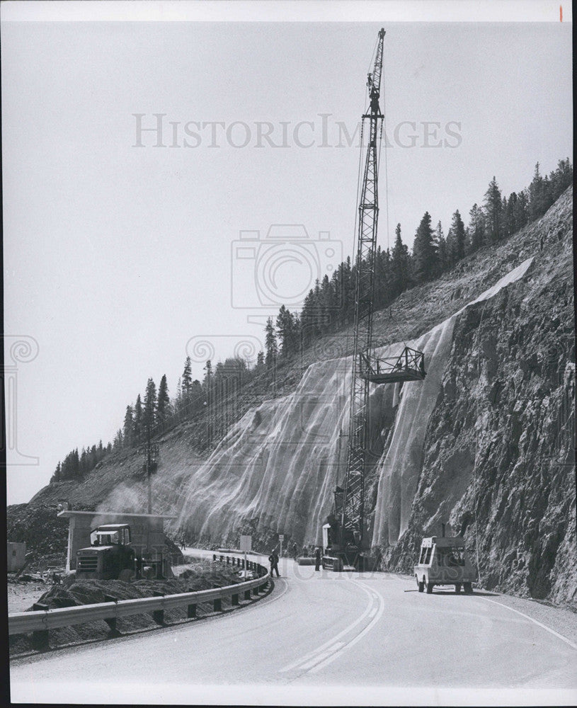 1963 Press Photo Dillon Dam Construction Crews Equipment Blocking Road - Historic Images