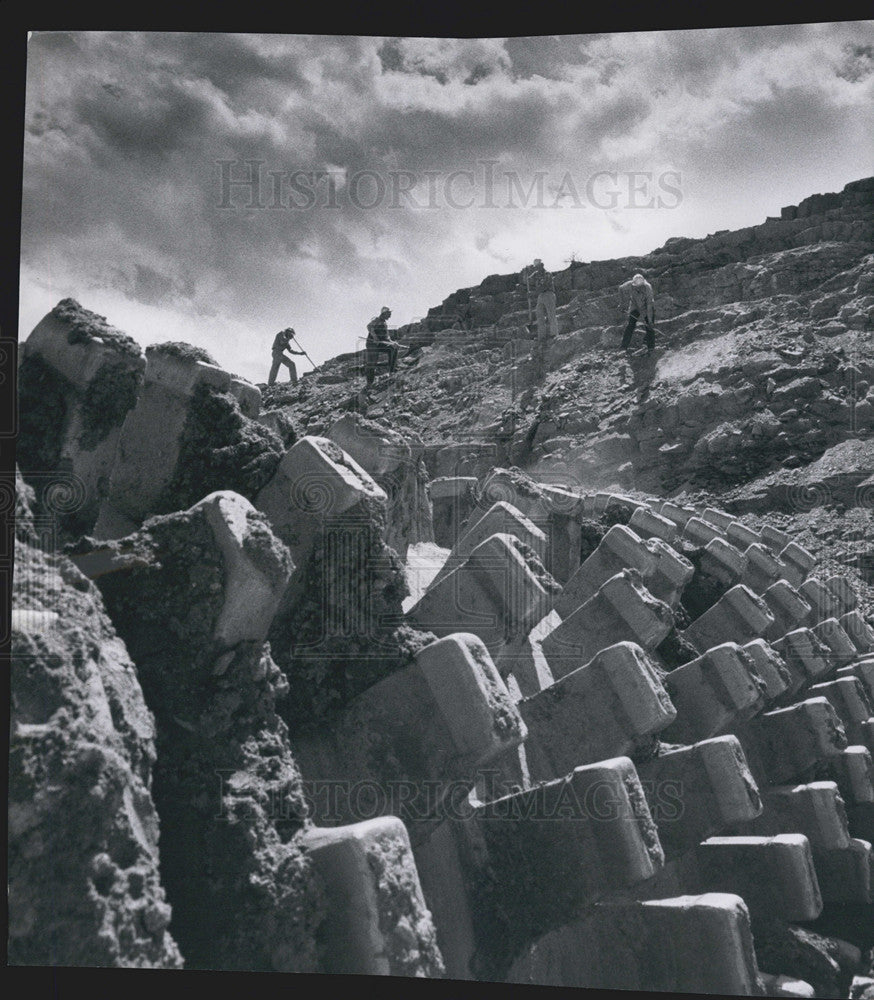 1963 Press Photo Men Work To Build Road Across Dillion Dam - Historic Images