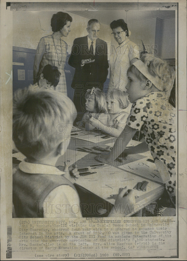 1969 Press Photo John Rockefeller III Visiting Daniel Boone School Classroom - Historic Images