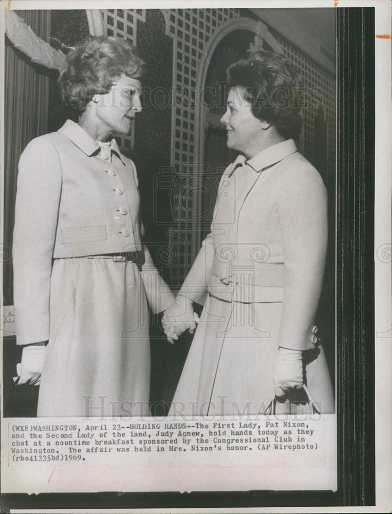 1969 Press Photo Pat Nixon Shaking Hands With Judy Agnew Congressional Breakfast - Historic Images