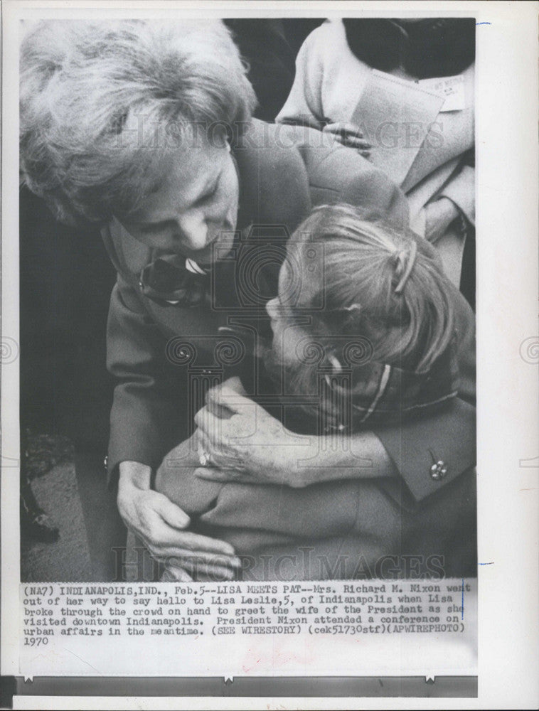 1970 Press Photo First Lady Pat Nixon Hugging Girl Lisa Leslie Indianapolis - Historic Images