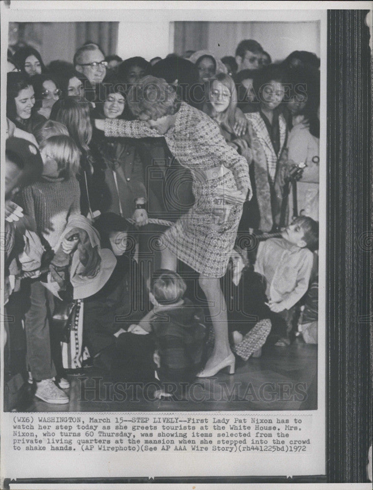 1972 Press Photo First Lady Pat Nixon Greeting White House Tourists - Historic Images