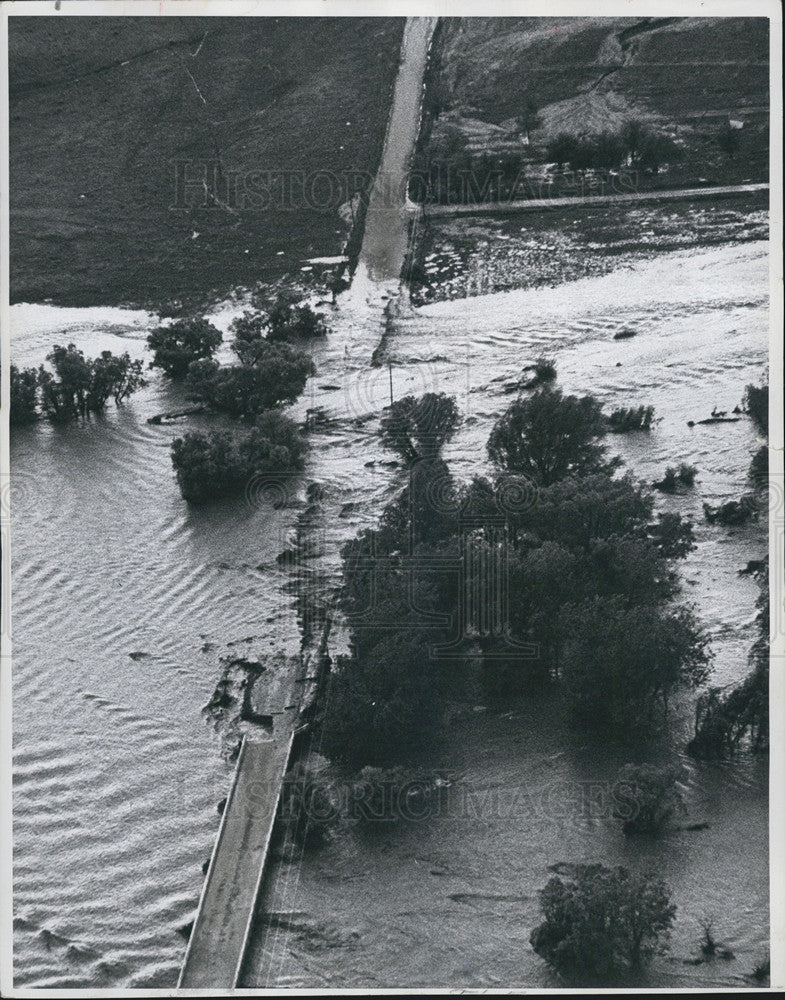 1965 Press Photo Sherry Creek Flooding County Road Bridge Under Water - Historic Images