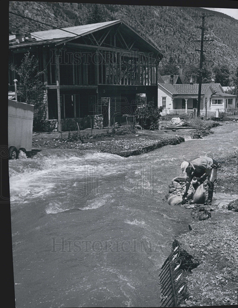 1965 Press Photo Griffith Street Flooded Dick Prideaux Placing Sandbags - Historic Images