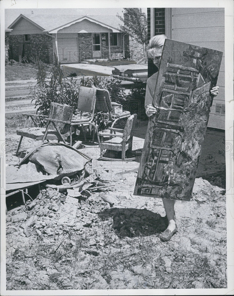 1965 Press Photo Quinn Nyman Carrying Out Furniture Flooded House - Historic Images