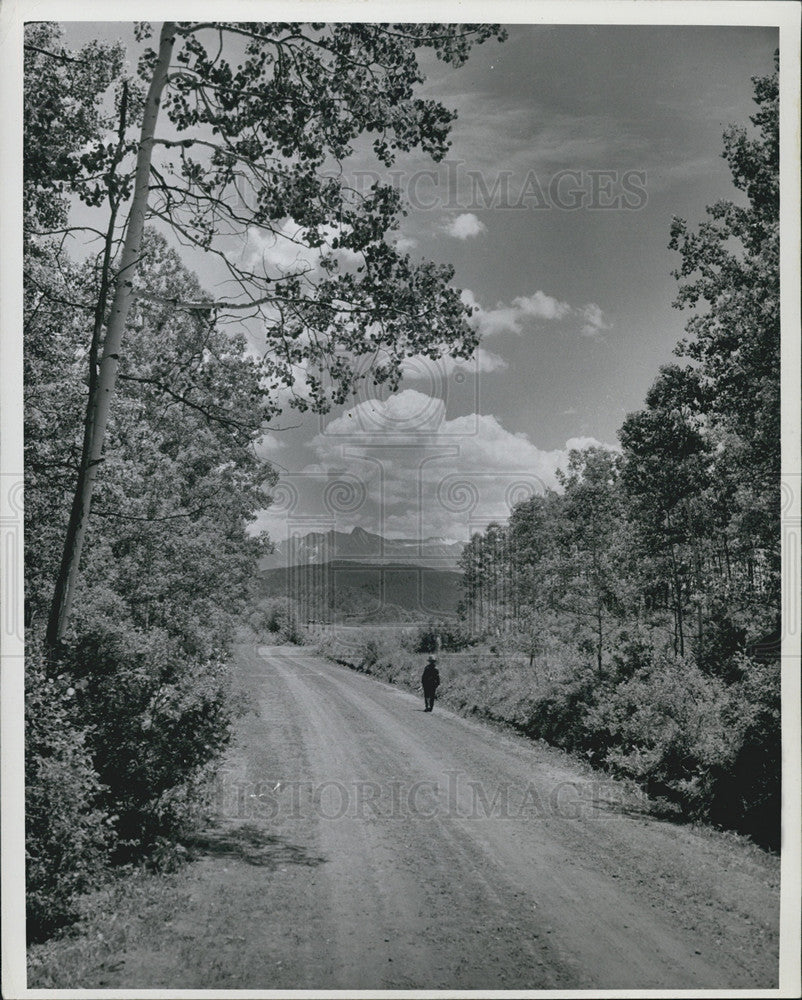 1945 Press Photo Colorado Ragged Mountain Man Hiking Path - Historic Images