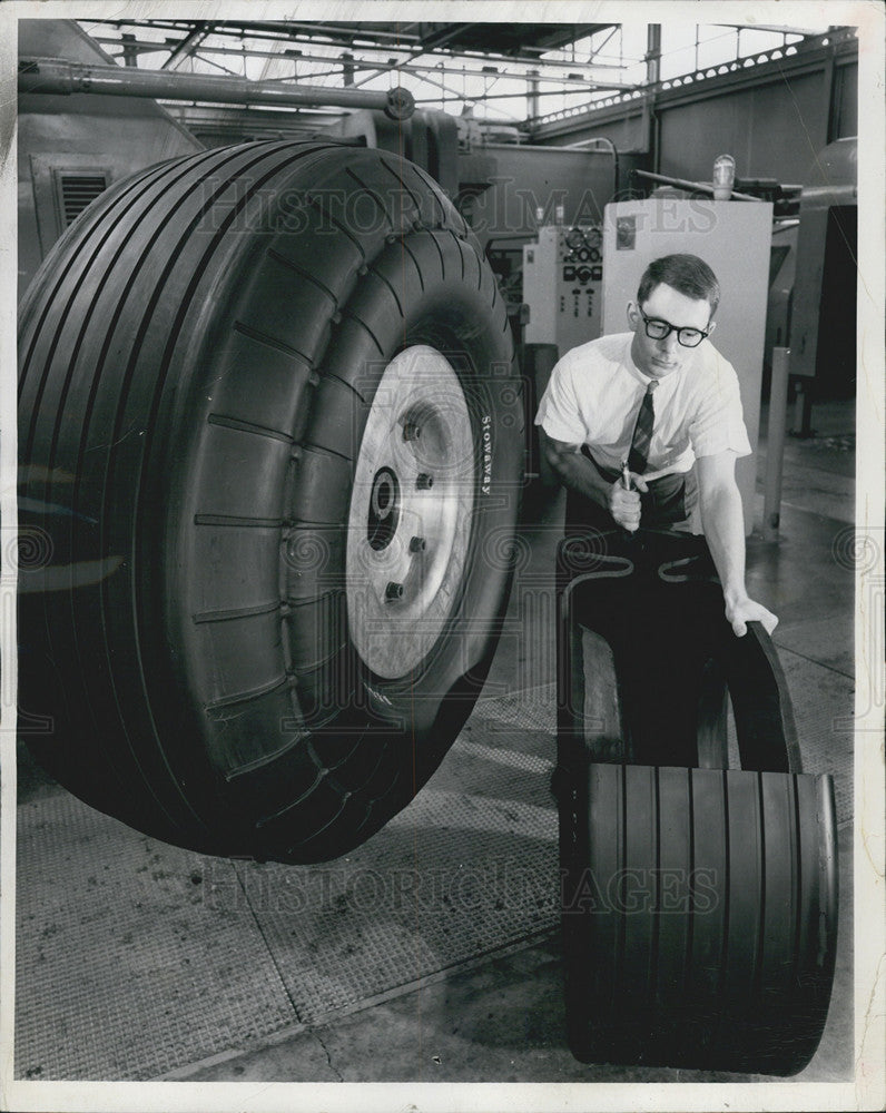 1966 Press Photo Cutback Section Self-Folding Aircraft Tire Goodrich Company - Historic Images