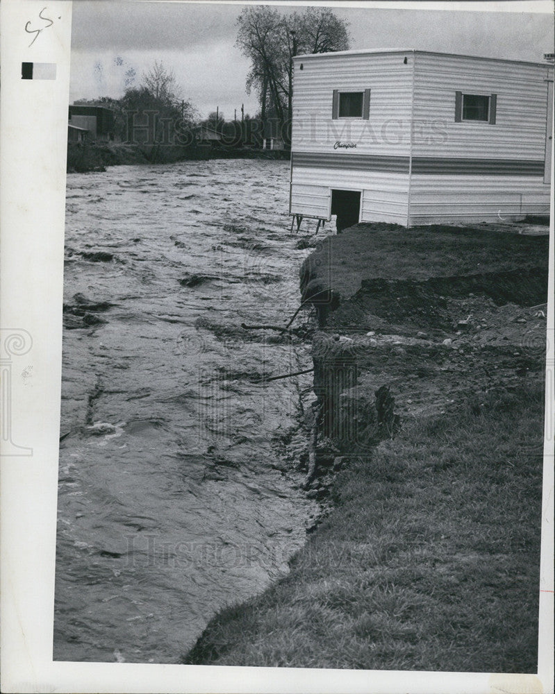 1969 Press Photo Mobile Home Hanging Over Embankment Flooding Bear Creek - Historic Images
