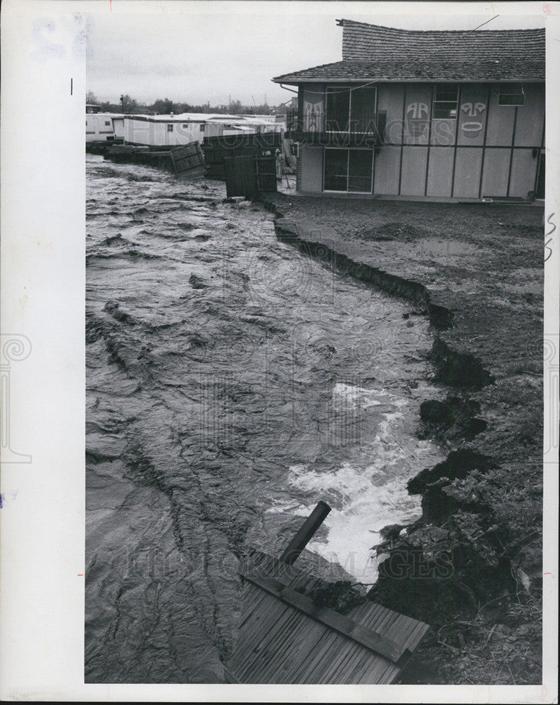 1969 Press Photo Bear Creek Bank Flooding Kon-Tiki Village Trailers - Historic Images