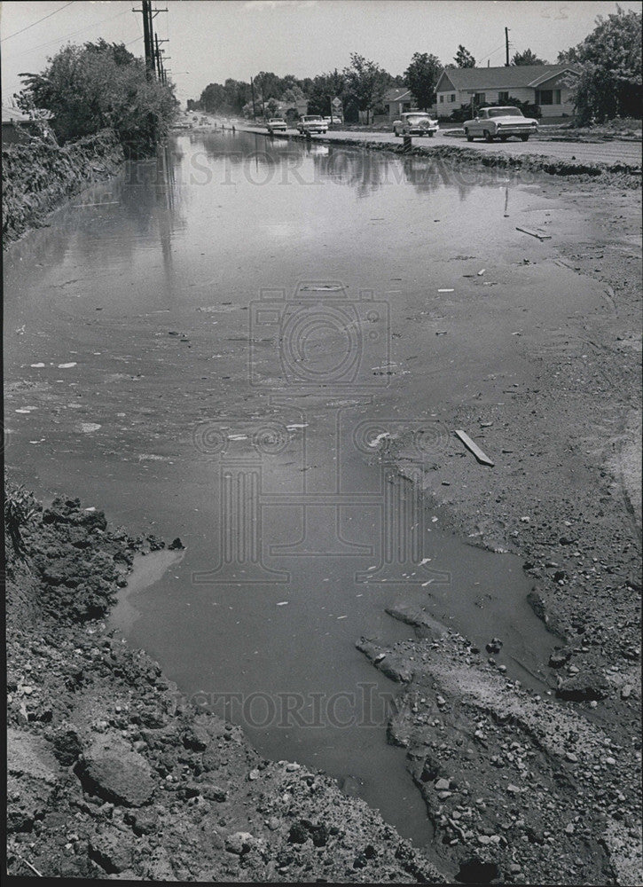 1986 Press Photo East Bellview Avenue Flooded Motorists Driving Around - Historic Images