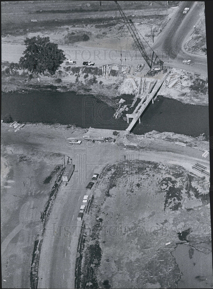 1965 Press Photo Crane Removing Debris W. Florida Ave. Bridge Flooding - Historic Images