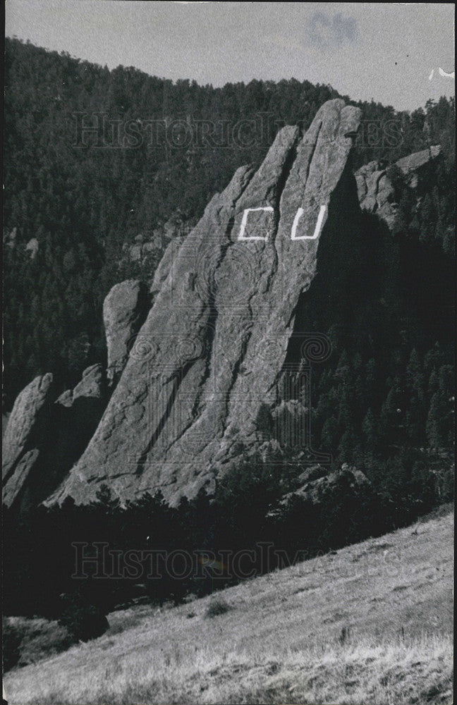 1960 Press Photo Flat Irons Mountains Colorado University Painting On Rock - Historic Images