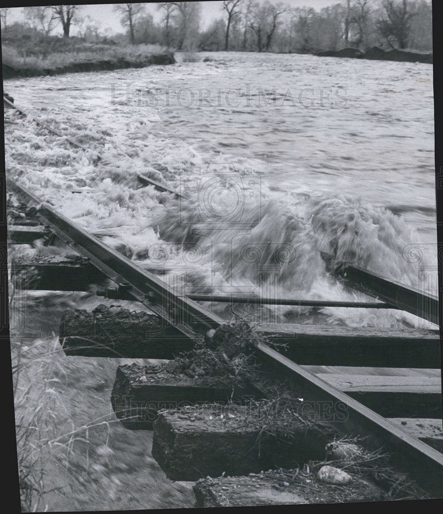 1957 Press Photo Swollen St Vrain River Overrunning Railroad Line Colorado - Historic Images