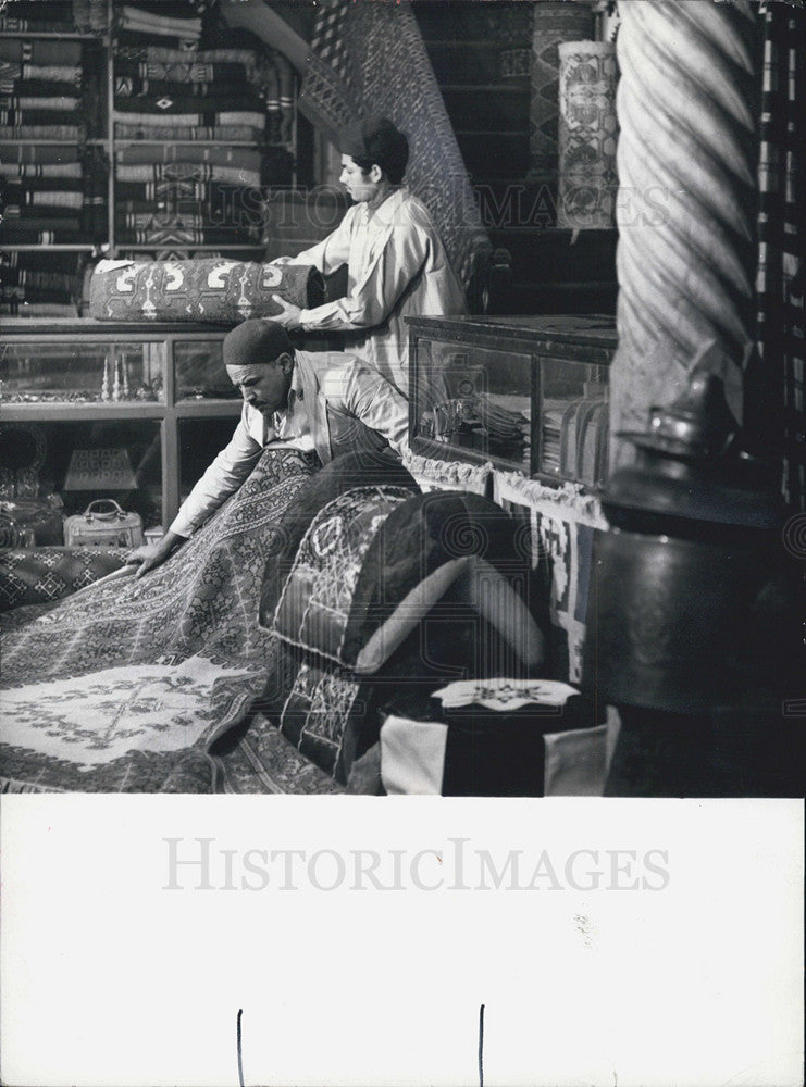 1977 Press Photo Tunis Souks Rug Merchants Tunisia - Historic Images