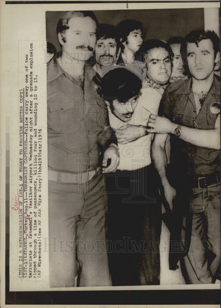 1976 Press Photo Police Carrying Away Terrorists Istanbul Yesilkov Airport - Historic Images