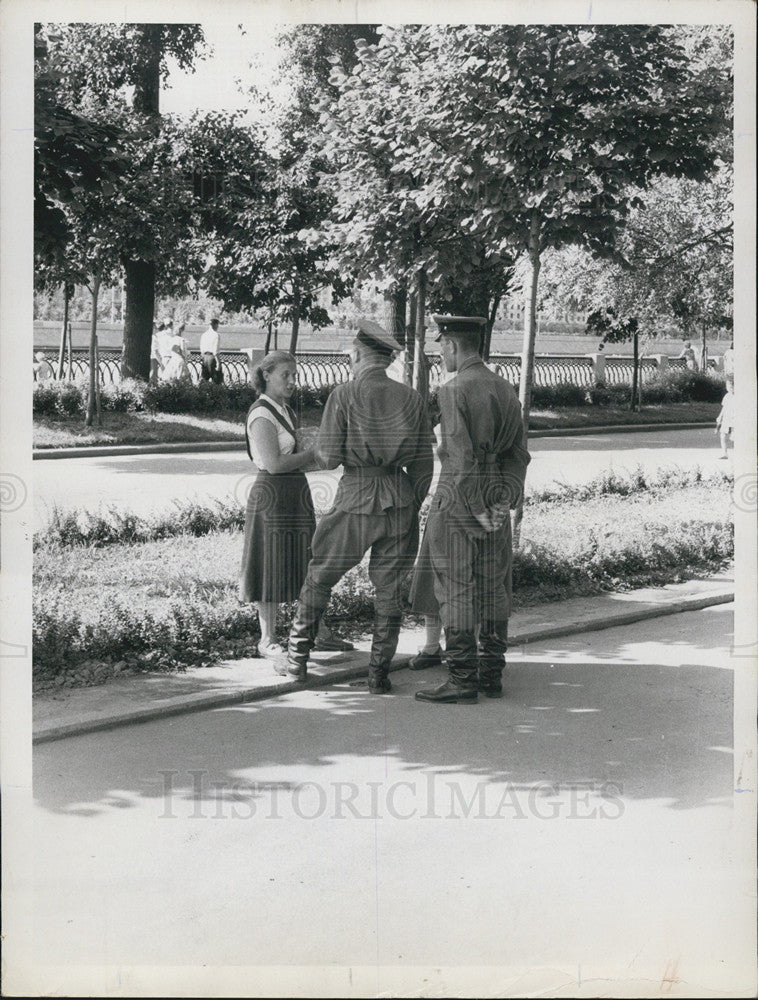 1953 Press Photo Soldiers Talking To Girl Gorki Park Moscow Russia - Historic Images