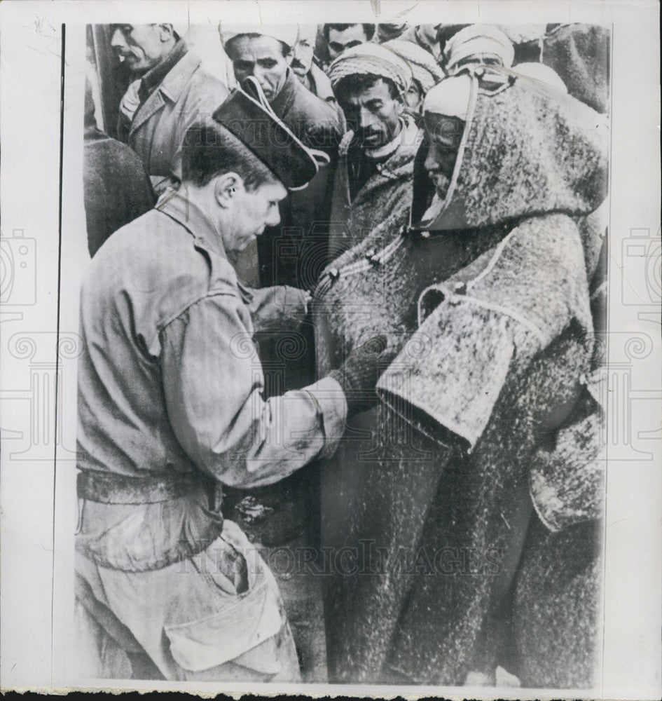 1961 Press Photo A French Soldier Searches A Moslem For Concealed Weapons - Historic Images