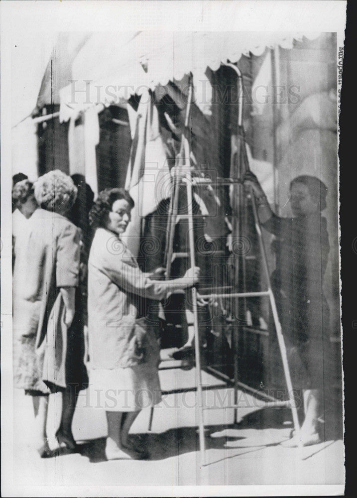 1961 Press Photo Algerian Shopkeepers Displaying French Flag Military Coup - Historic Images