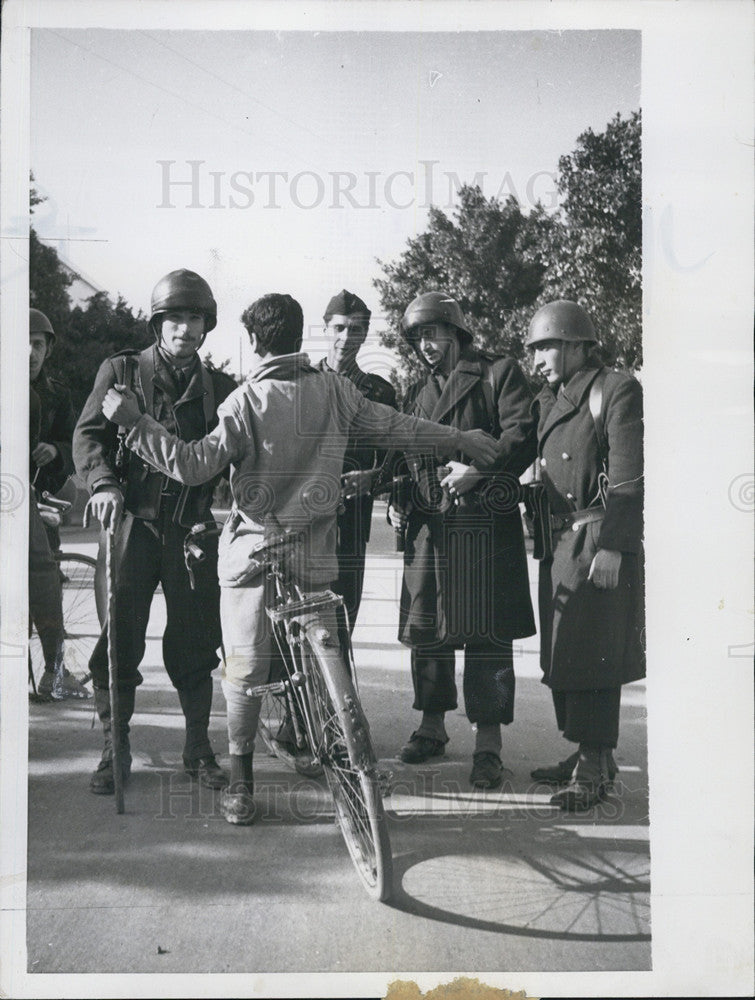 1956 Press Photo French Troopers Searching Cyclist Oran Algeria Demonstration - Historic Images