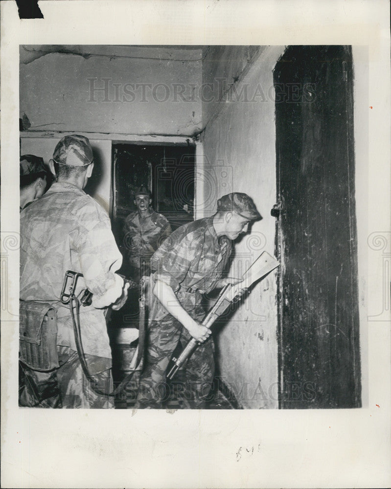 1957 Press Photo Soldier About To Break Down Door Building Hiding Rebels - Historic Images