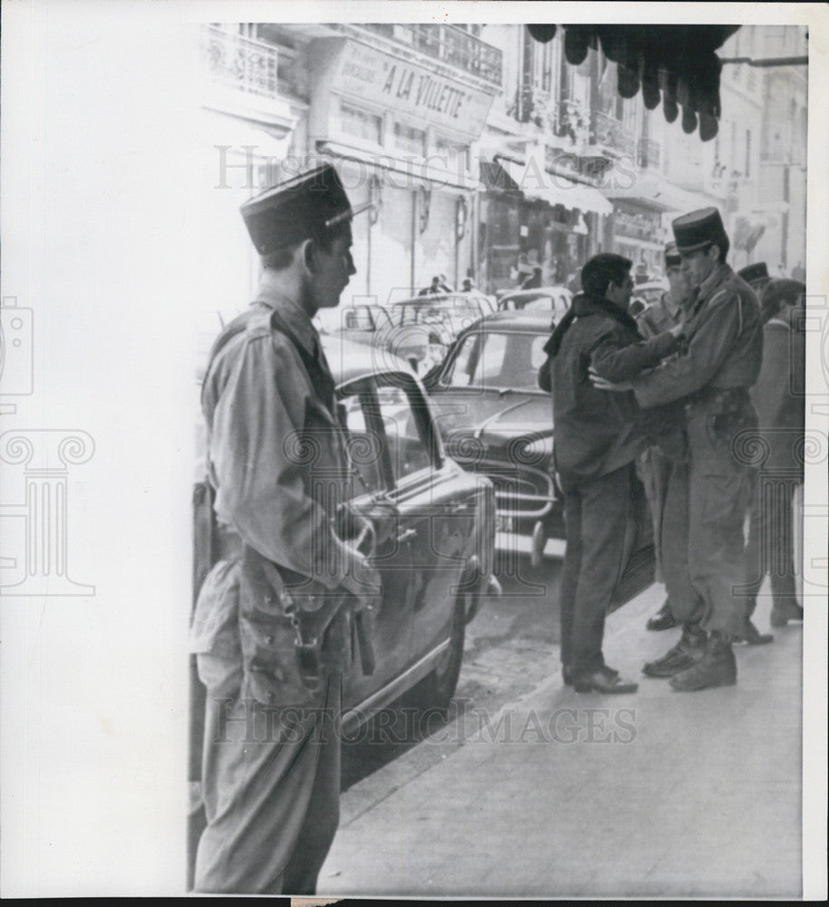 1962 Press Photo French Soldiers In Algeria Searching Europeans For Weapons - Historic Images