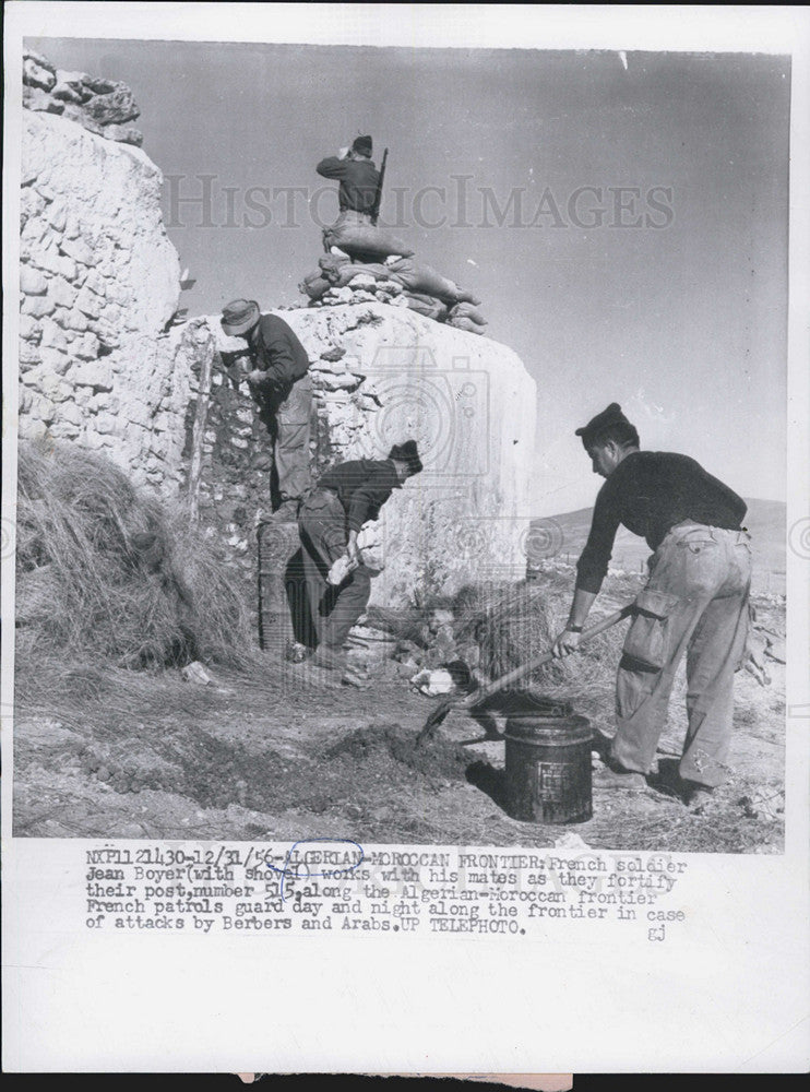 1956 Press Photo French Soldiers Fortifying Post Algerian-Moroccan Frontier - Historic Images