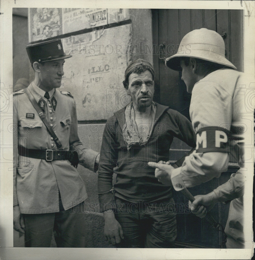 1943 Press Photo Casbah Native Warned By Private Albert Rosenberg In Algiers - Historic Images