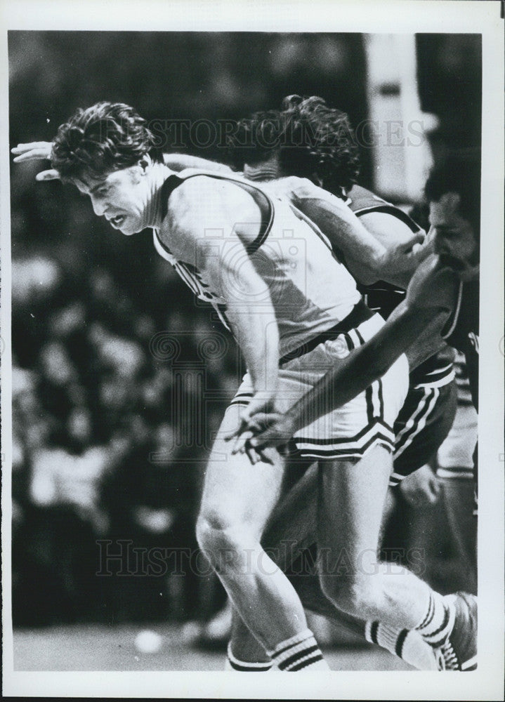 1977 Press Photo Basketball Player Dave Cowens Action Shot - Historic Images