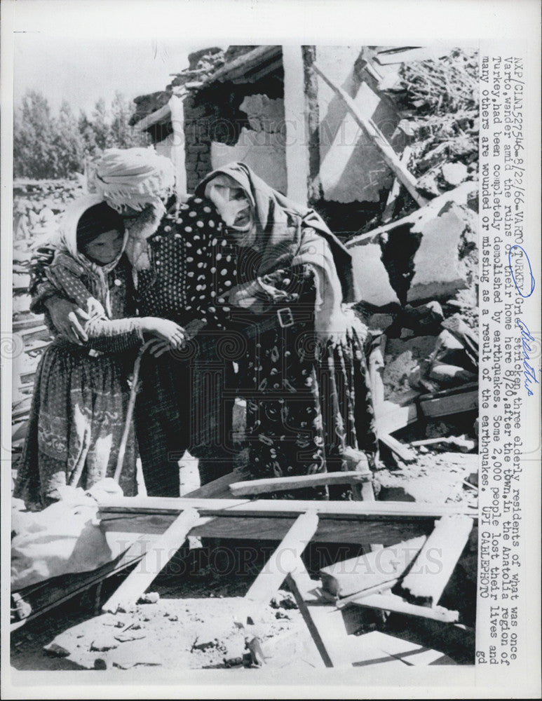 1966 Press Photo Grief Stricken Elderly Residents Of Varto, Turkey After Quake - Historic Images