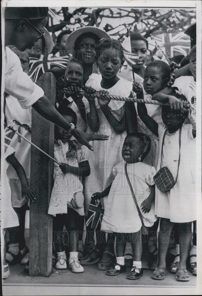 1956 Press Photo Nigerian Child Cries Because She Cannot See Queen Elizabeth - Historic Images