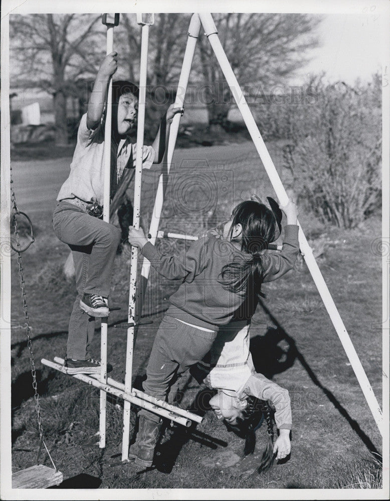 1970 Press Photo Umatilla Children playing on a backyard swing - Historic Images