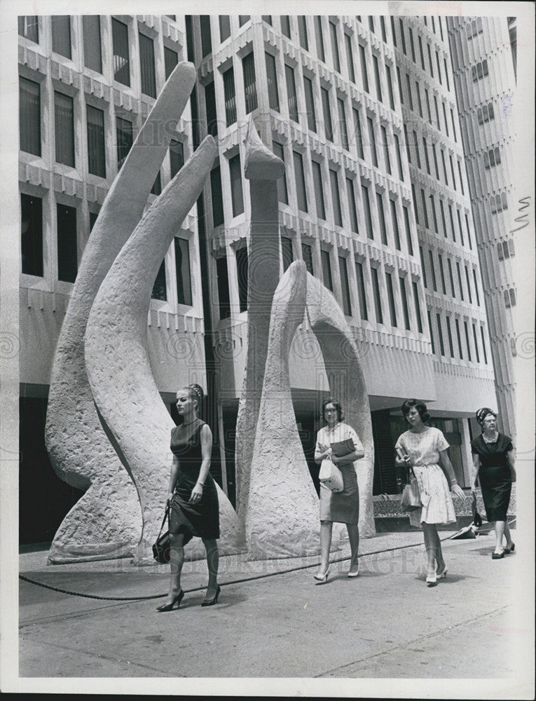 1965 Press Photo Pedestrian stroll past 31 st storey Peachtree Center Building - Historic Images