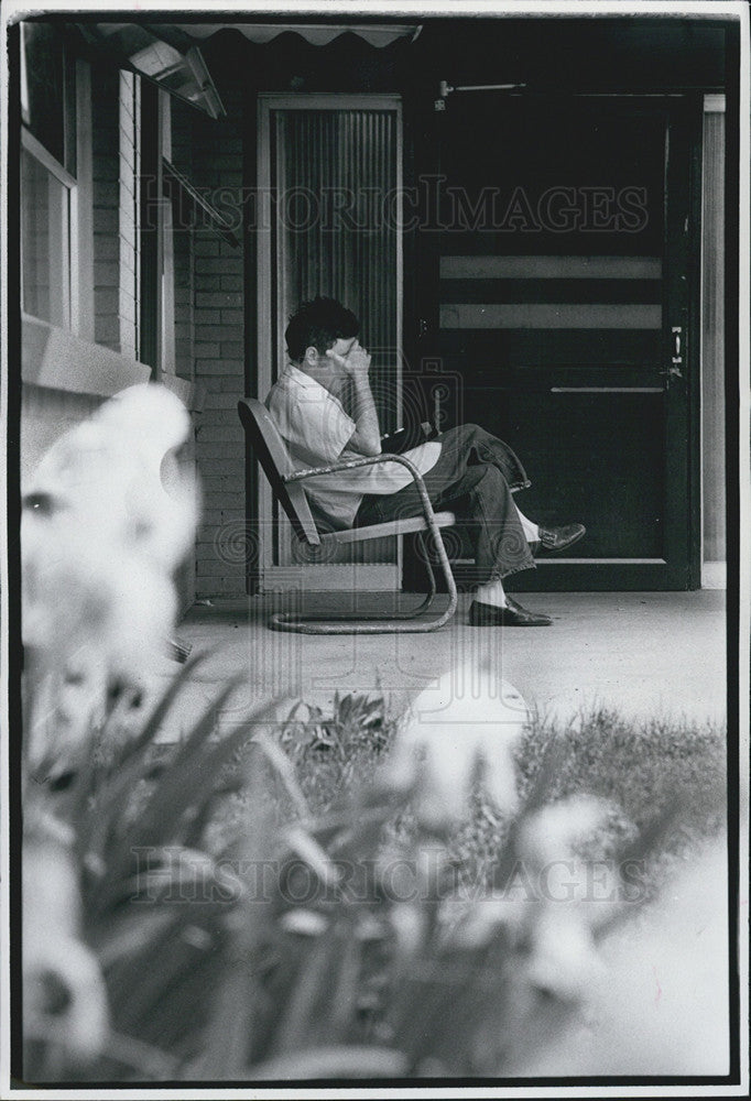 1978 Press Photo Resident of Phoenix Center listening to radio near flower garden - Historic Images