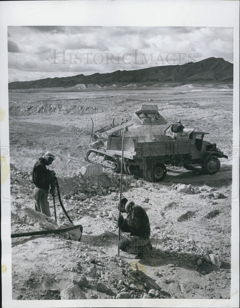 1955 Press Photo Workers in Negev Desert doing surface mining of Phosphates - Historic Images