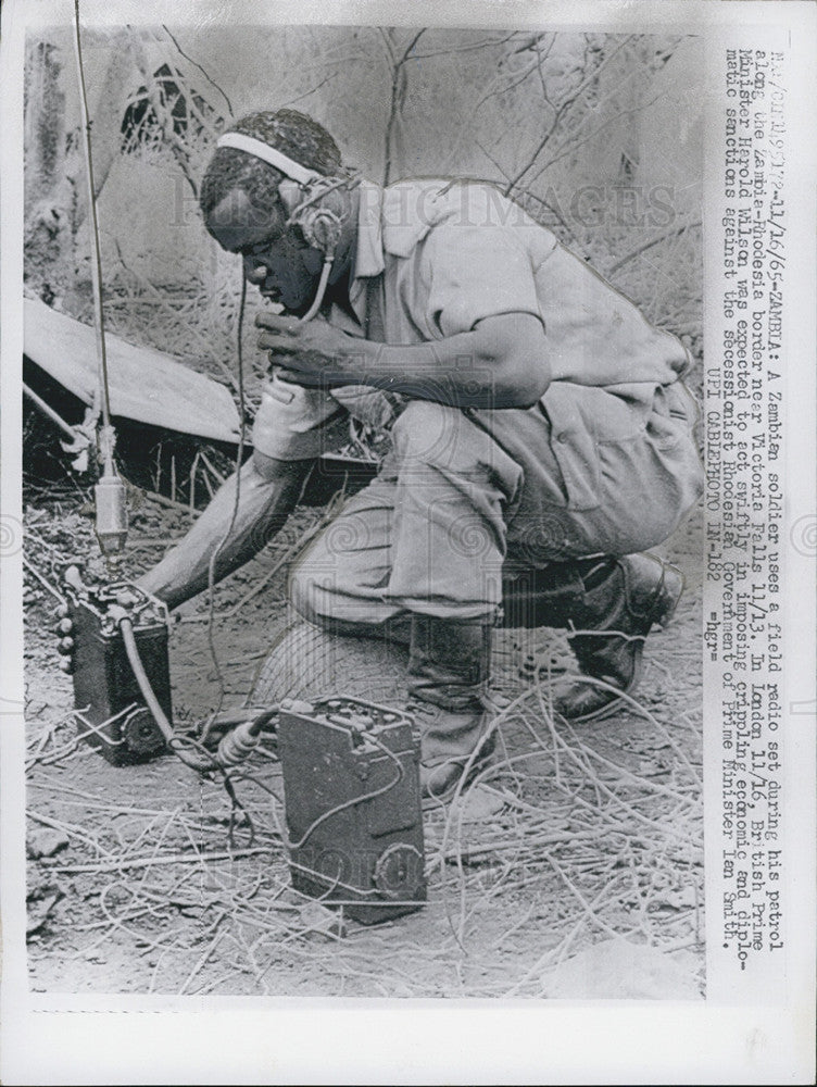 1965 Press Photo Zambian soldier uses a field radio set during his patrol - Historic Images