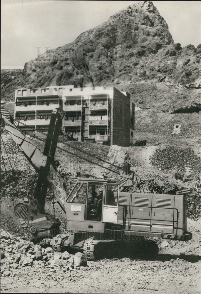 1975 Press Photo Road construction at the Democratic People&#39;s Republic of Yemen - Historic Images