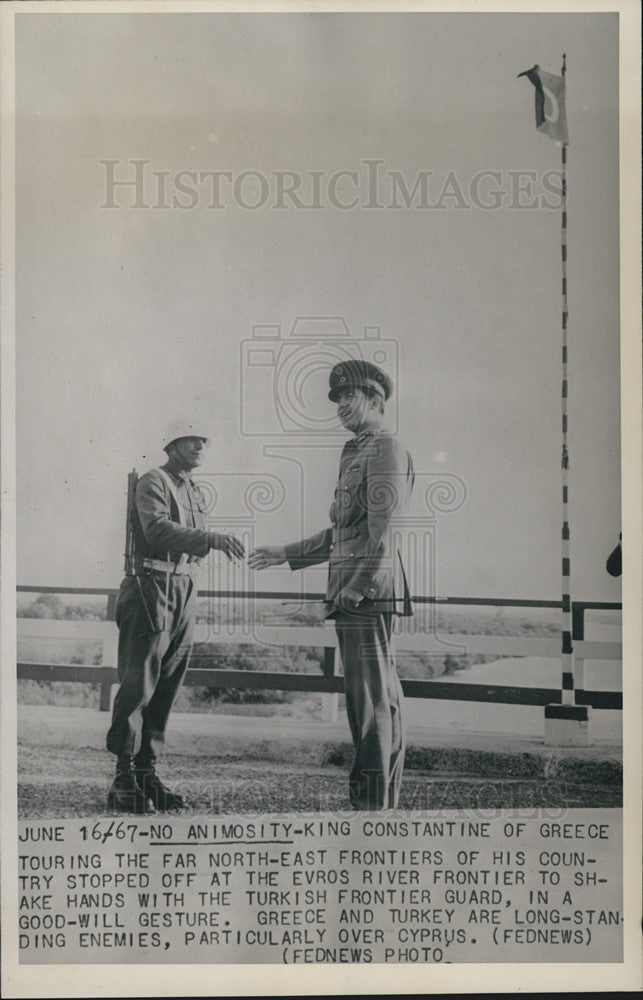 1967 Press Photo King Constantine of Greece shake hands w/ Turkish frontier guard - Historic Images