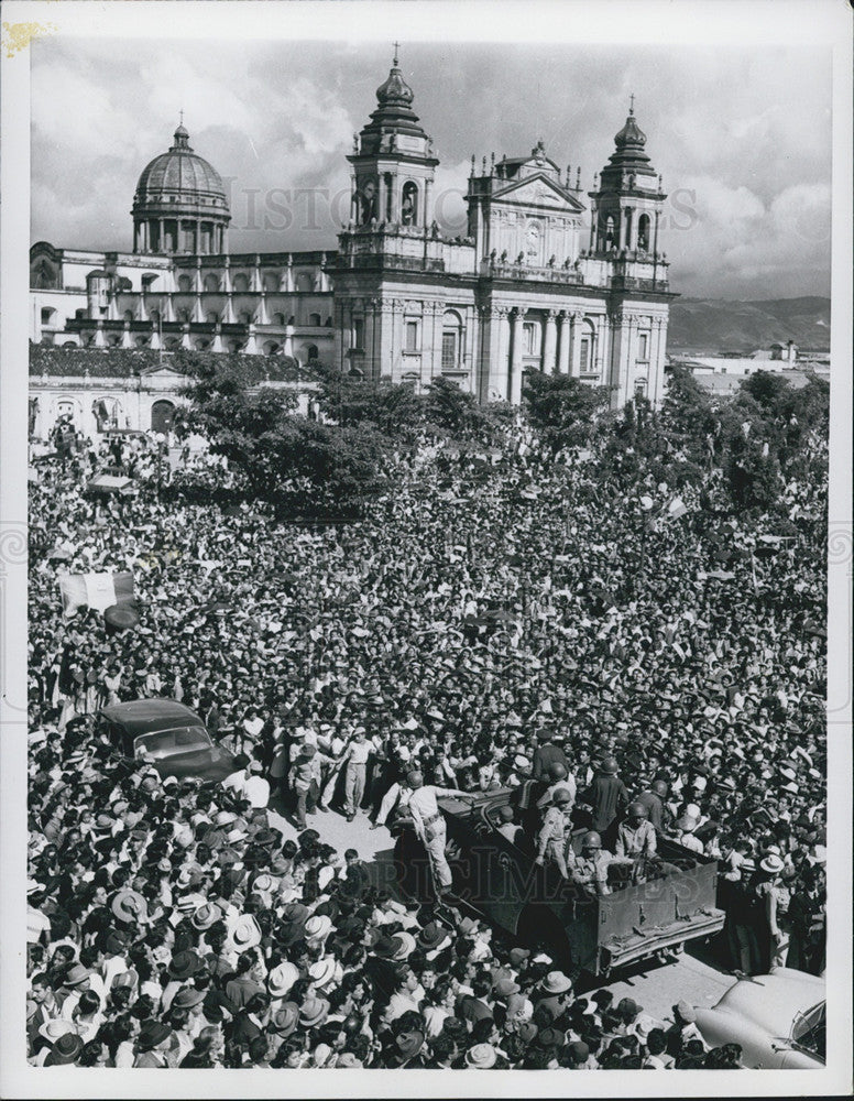 1957 Press Photo Scene Guatemala after Pres Carlos Castillo was shot dead - Historic Images