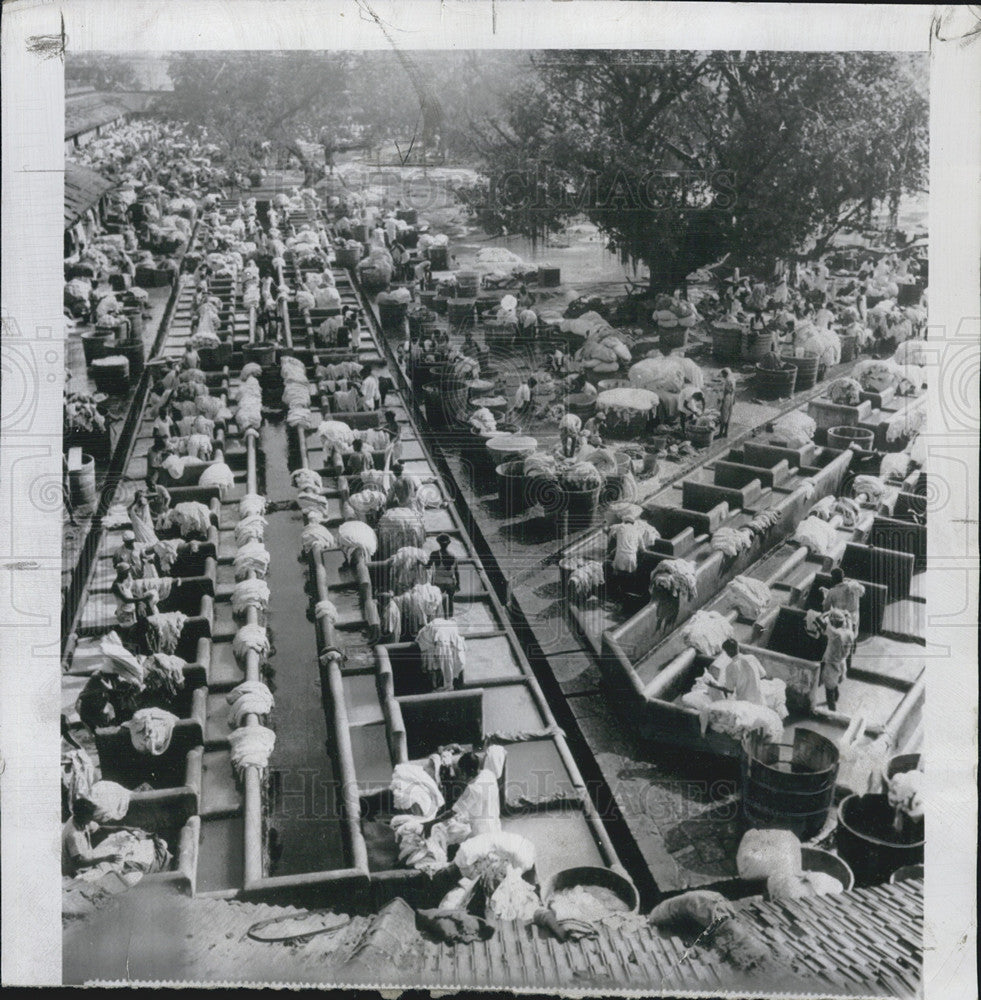 1956 Press Photo Scene from India&#39;s Dhobies where hundreds of clothes are washed - Historic Images