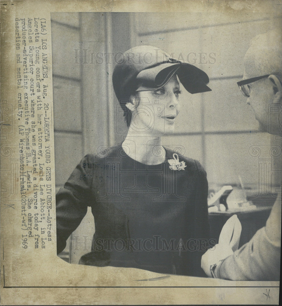 1969 Press Photo Loretta Young Confers With Attorney, Louis Abbott Over Divorce - Historic Images