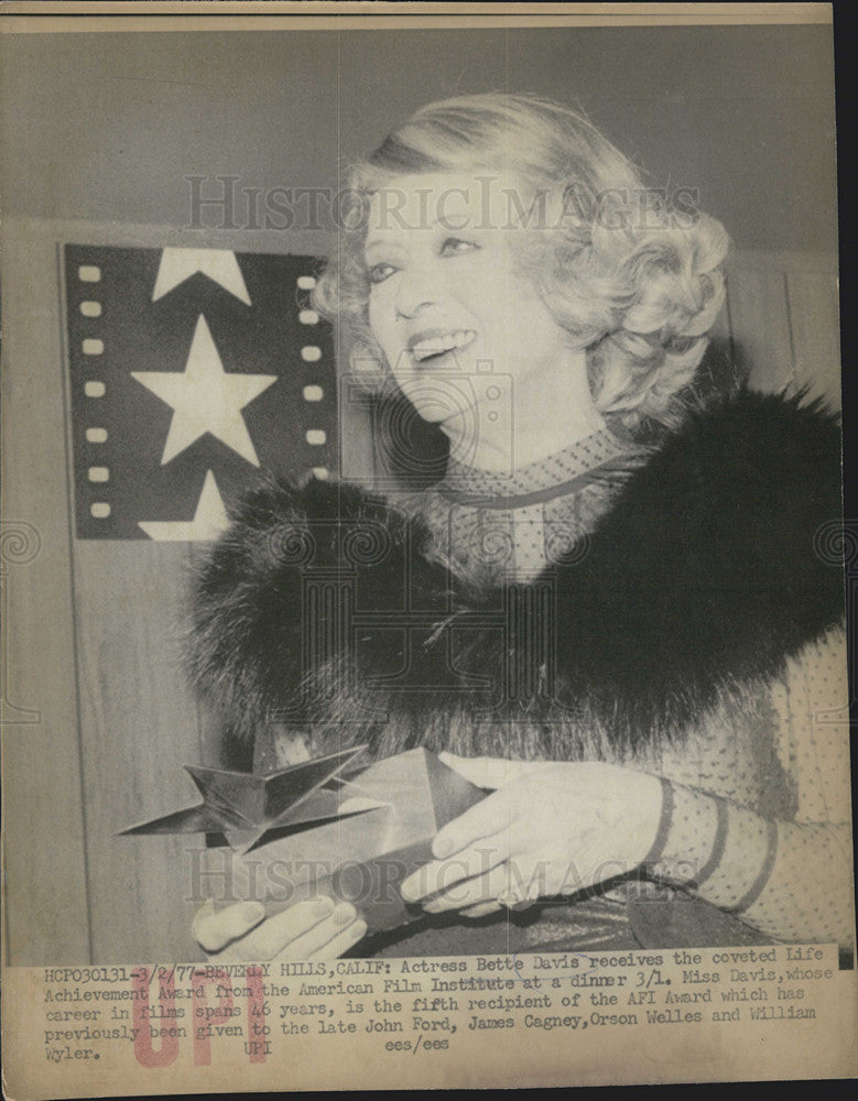 1977 Press Photo Bette Davis receives the Life Achievement Award - Historic Images