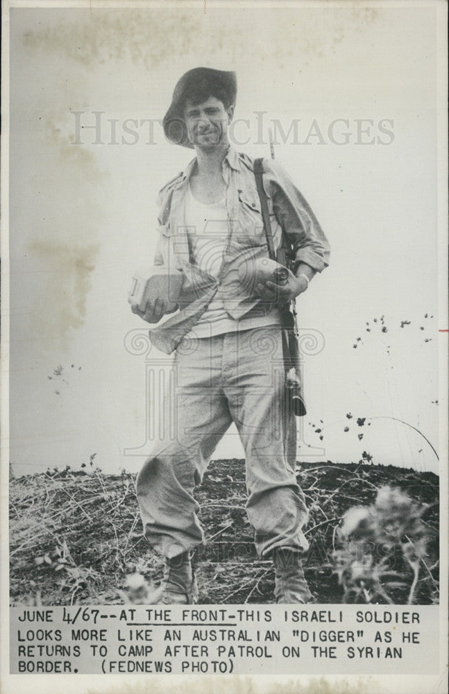 1967 Press Photo Israeli Soldier Returning from Patrol - Historic Images