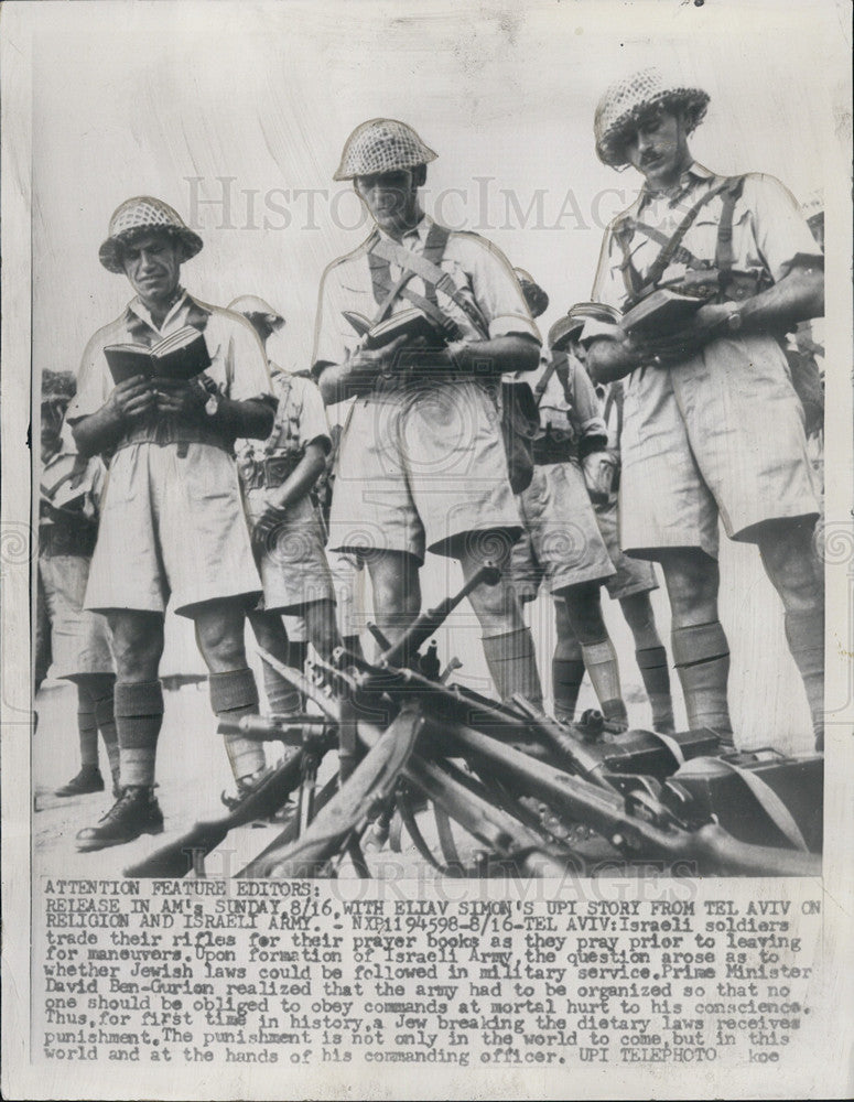 1959 Press Photo Israeli soldiers trade their rifles for prayer books - Historic Images