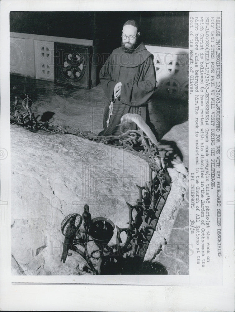 1963 Press Photo Greek monk prays at the rock on which Christ rested at the - Historic Images