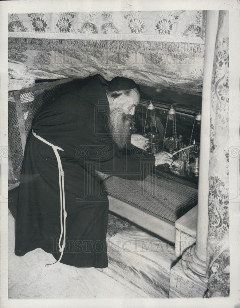 1947 Press Photo Bro Camillus of the Franciscan order lights lamp in the manger - Historic Images